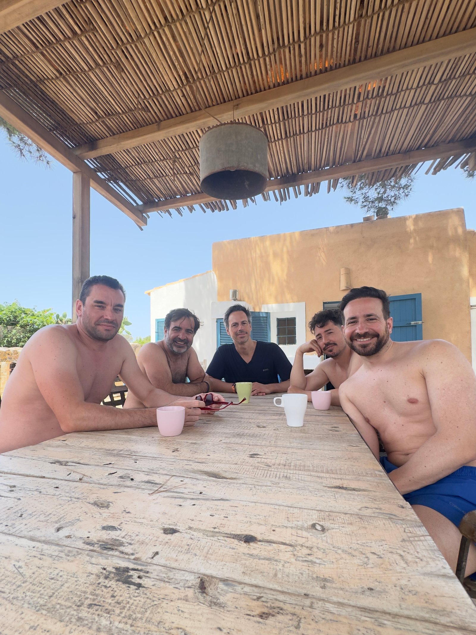 Los cinco amigos del podcast reunidos en una terraza de verano